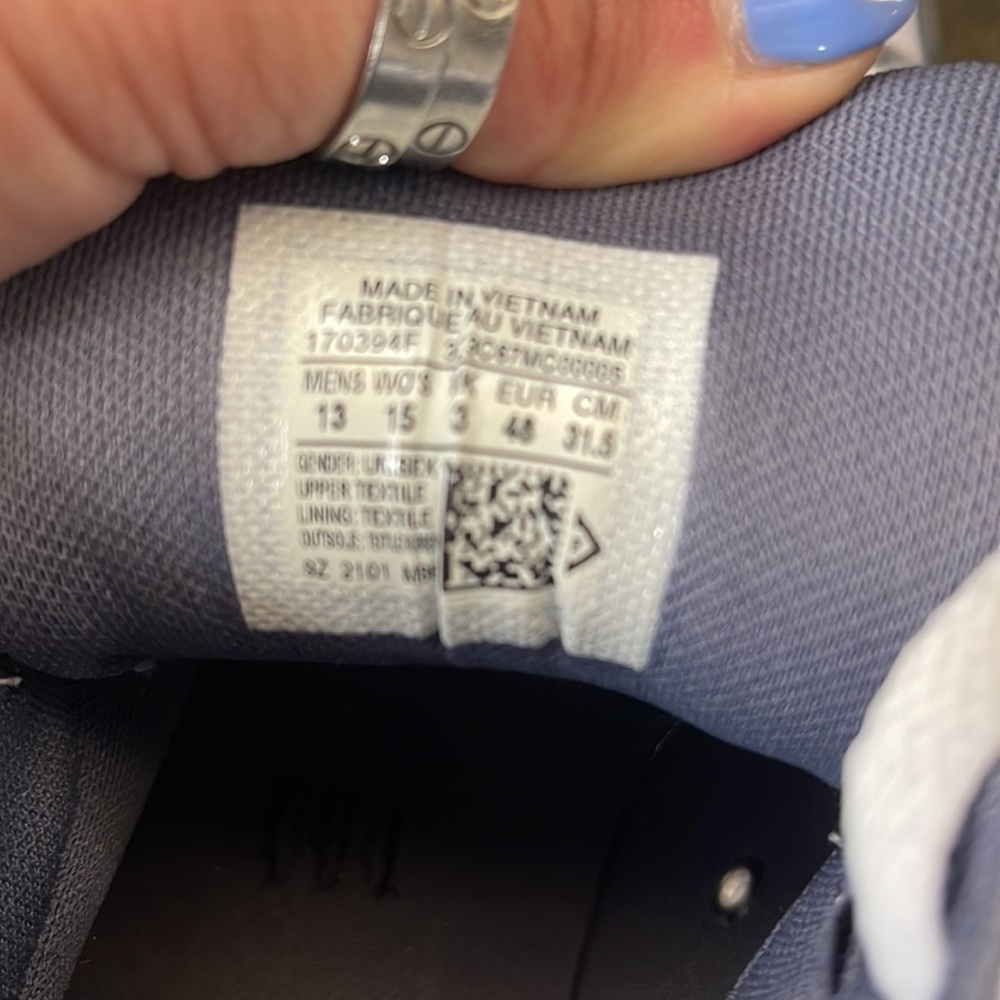 BRAND NEW NEVER WORN CONVERSE ALL STARS - Picture 4 of 5